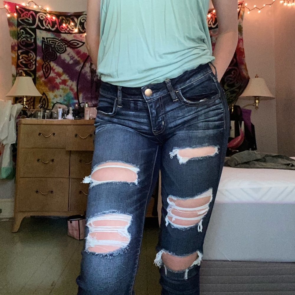 American Eagle LOW waisted distressed jeggings